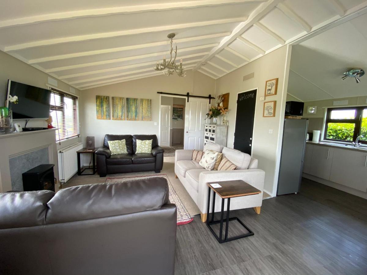 Rew Farm Country & Equestrian Accommodation - Sunrise Lodge Мелкшем Экстерьер фото